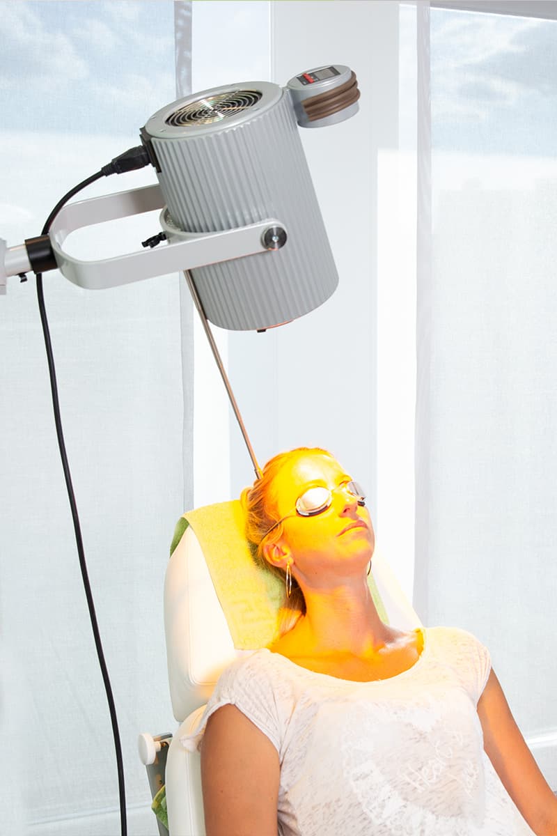 Privatpraxis-dr-helene-Krause-Photodynamische-Therapie-pdt1 Patientin während der PDT Behandlung